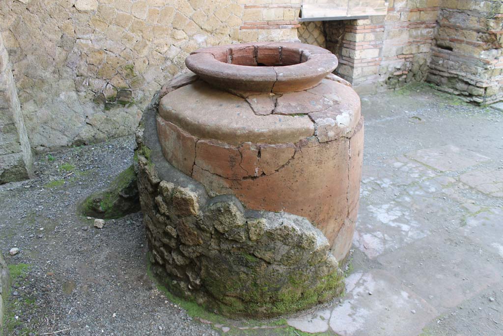 Ins. Orientalis II.5, Herculaneum. March 2014. Looking south-west across dolium.
Foto Annette Haug, ERC Grant 681269 DÉCOR